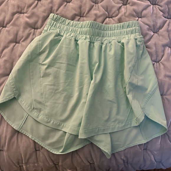 Lulu lemon track that mid rise lined short 5” size 4 - Picture 5 of 7
